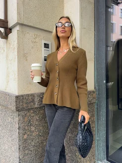 Кардиган приталенный укороченный с баской на пуговицах