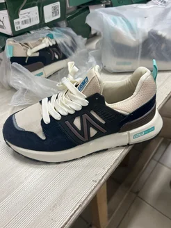 Кроссовки женские спортивные