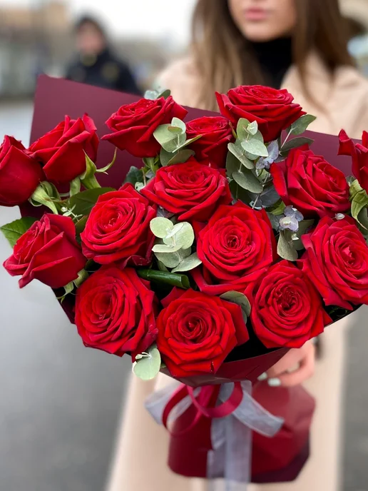 ROZA4U Букет живых цветов из 15 кустовых роз с эвкалиптом, красный, фото 2