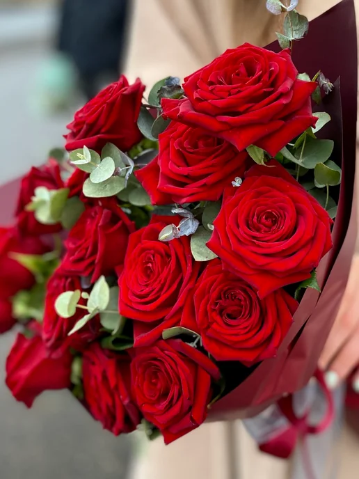 ROZA4U Букет живых цветов из 15 кустовых роз с эвкалиптом, красный, фото 3