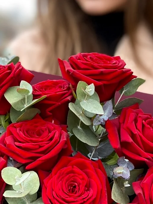 ROZA4U Букет живых цветов из 15 кустовых роз с эвкалиптом, красный, фото 4