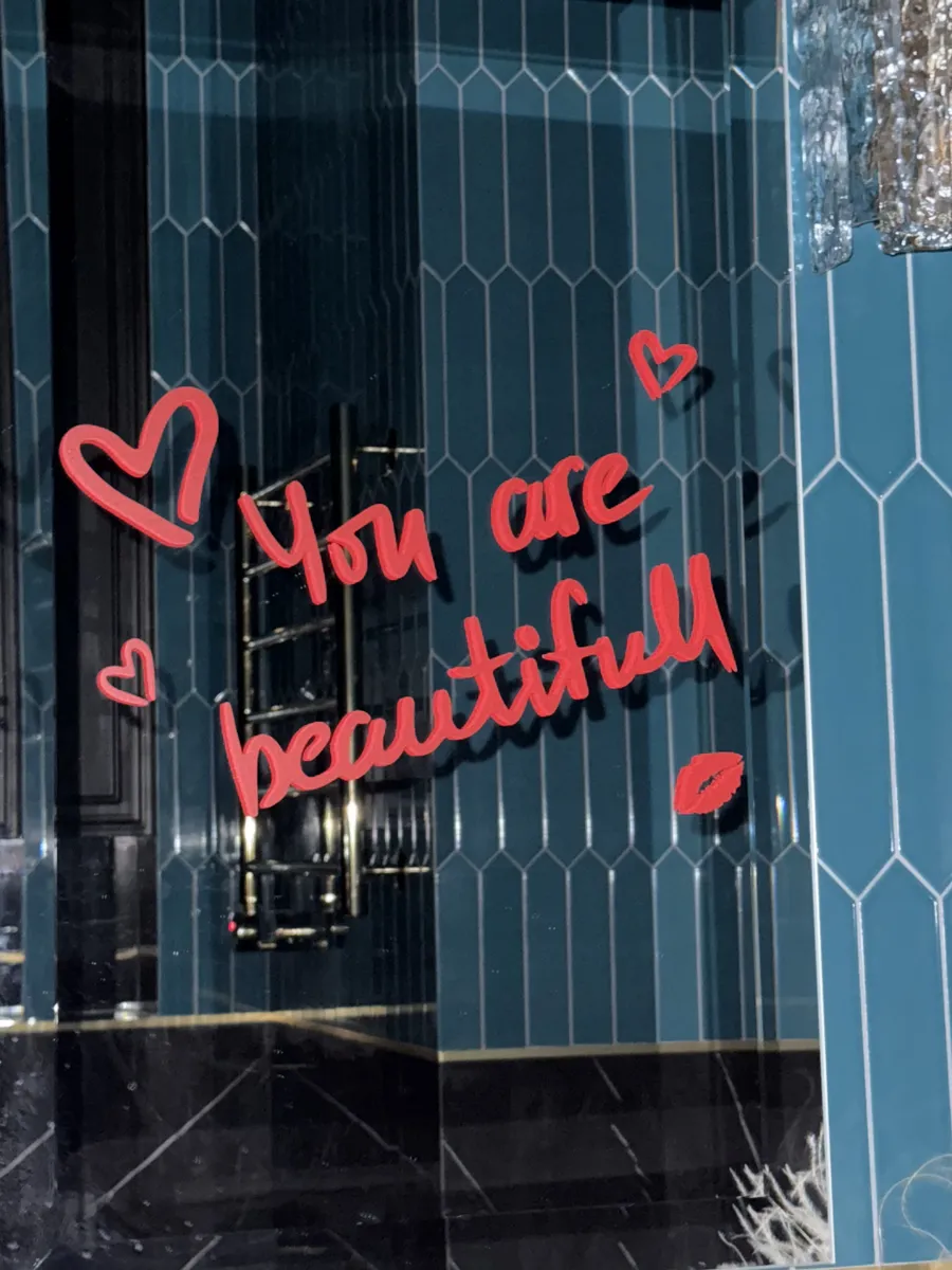 Наклейка на зеркало Помадой You are beautiful